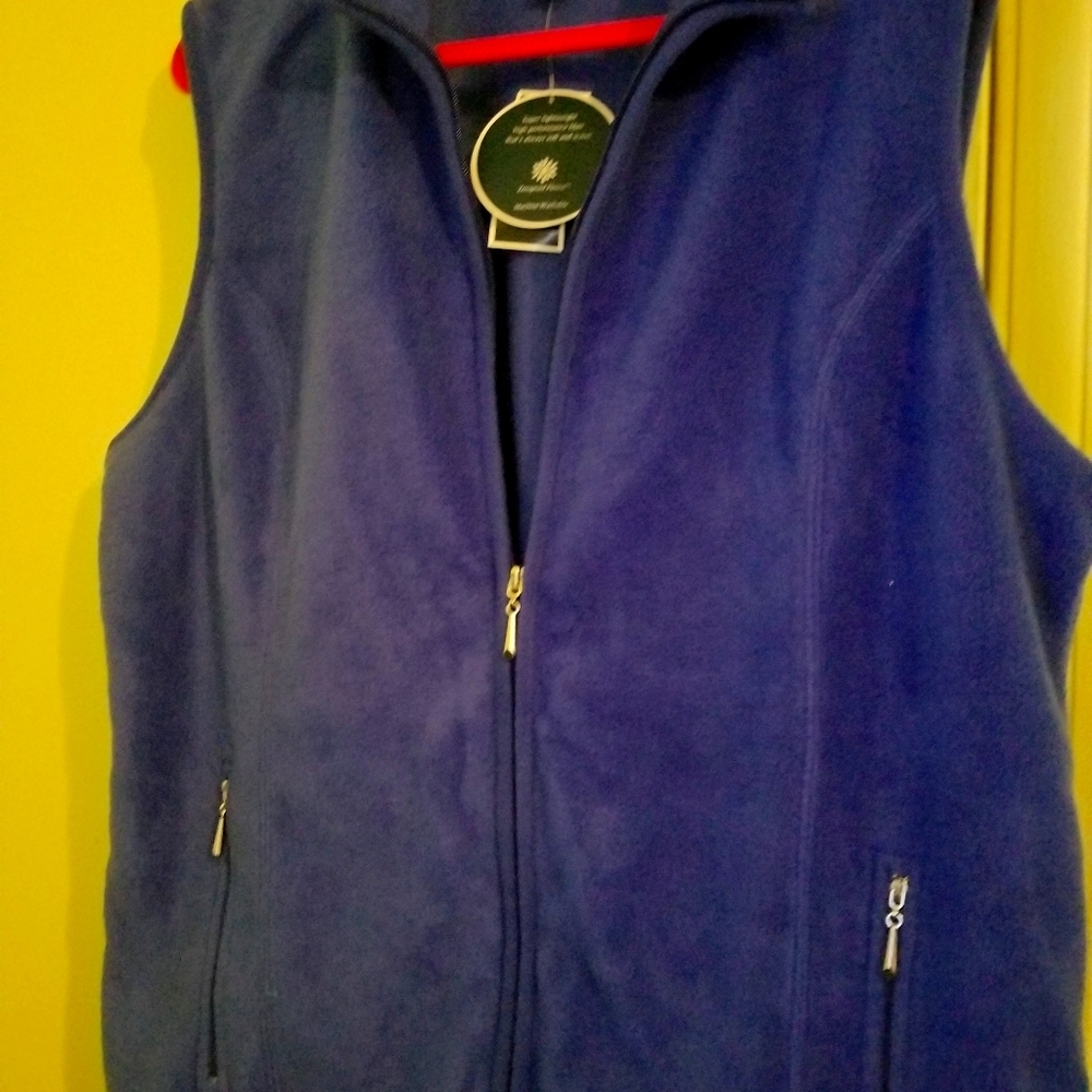 New with tag. Karen Scott fleece vest